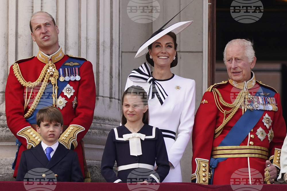 Принц Уилям и Кейт Мидълтън отбелязаха седмия рожден на сина си Луи със снимка пред поляна със зюмбюли