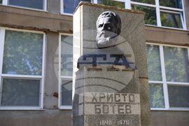 Украйна - Измаил - Деветнадесета Световна среща на българските медии - поднасяне на цветя на бюст-паметника на Христо Ботев