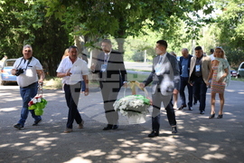 Украйна - Измаил - Деветнадесета Световна среща на българските медии - поднасяне на цветя на бюст-паметника на Христо Ботев