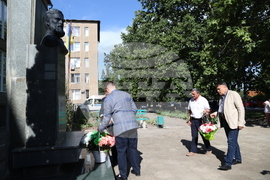 Украйна - Измаил - Деветнадесета Световна среща на българските медии - поднасяне на цветя на бюст-паметника на Христо Ботев