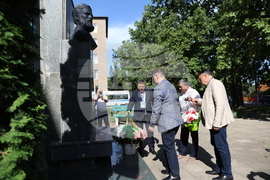 Украйна - Измаил - Деветнадесета Световна среща на българските медии - поднасяне на цветя на бюст-паметника на Христо Ботев