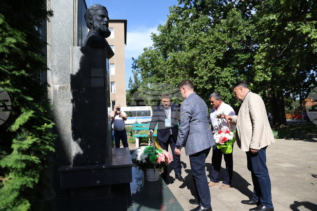 Украйна - Измаил - Деветнадесета Световна среща на българските медии - поднасяне на цветя на бюст-паметника на Христо Ботев