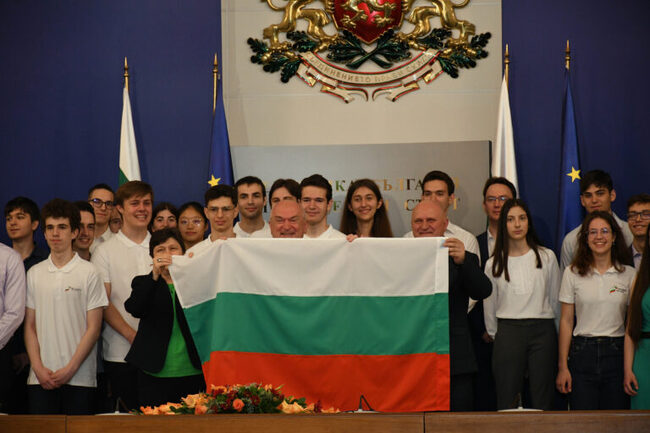 Премиерът Димитър Главчев и министър Галин Цоков връчиха българския флаг на олимпийските ни отбори по природни науки 