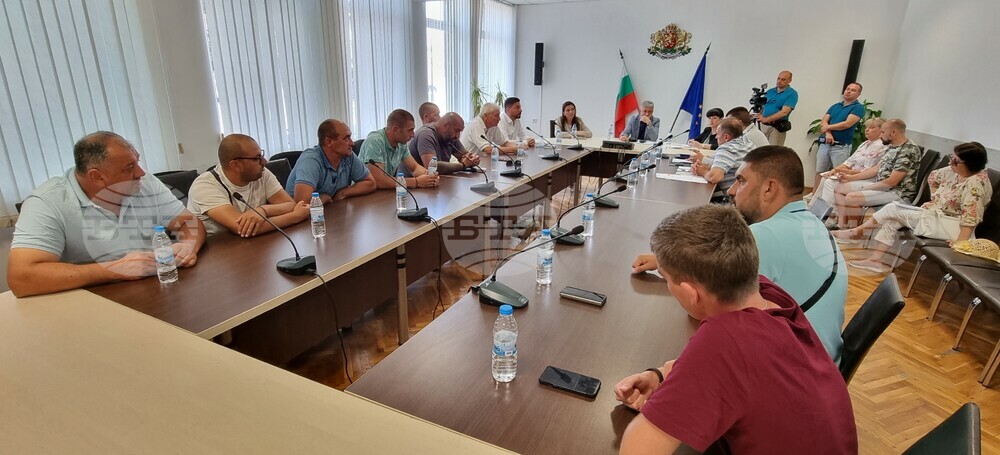 Земеделци проведоха среща с "Напоителни системи" при областния управител на Шумен заради редуцирани водни количества за напояване