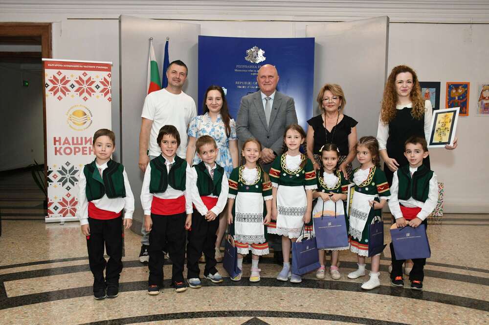 Две детски градини с открит урок и изложба в МОН за българския фолклор, език и култура