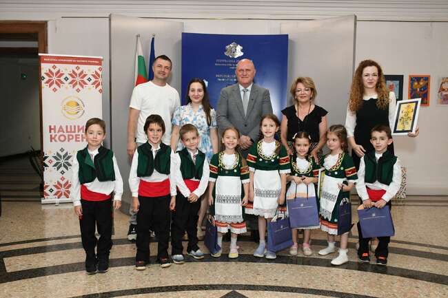 Две детски градини с открит урок и изложба в МОН за българския фолклор, език и култура