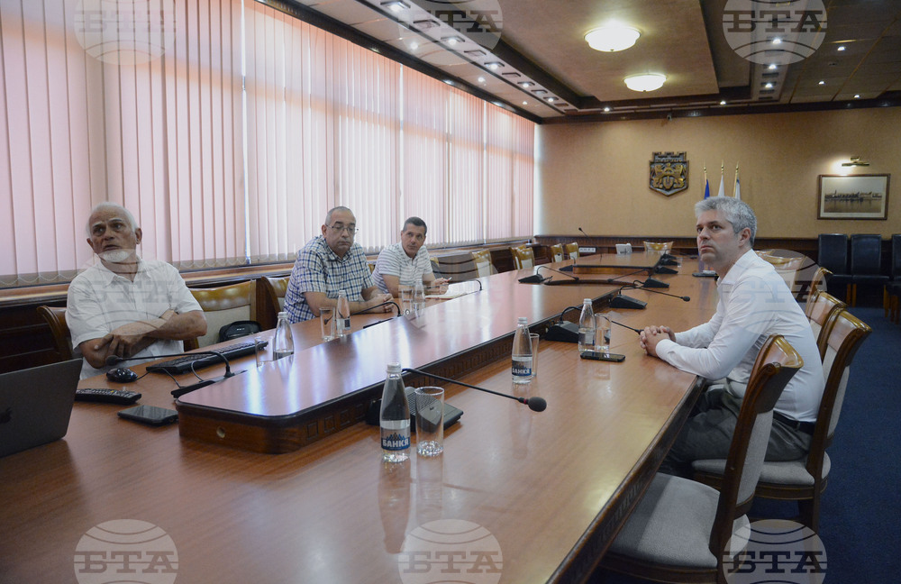 Община Варна: Кметът Благомир Коцев се запозна с предложение за справяне с акумулирането на пясък на пристанище Карантината