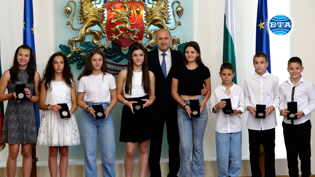 Президентът Румен Радев отличи участници в инициативата „Спортувай с президента“