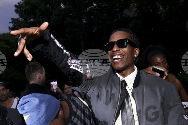 Рапърът Ейсап Роки оглави класацията на „Билборд" за албуми