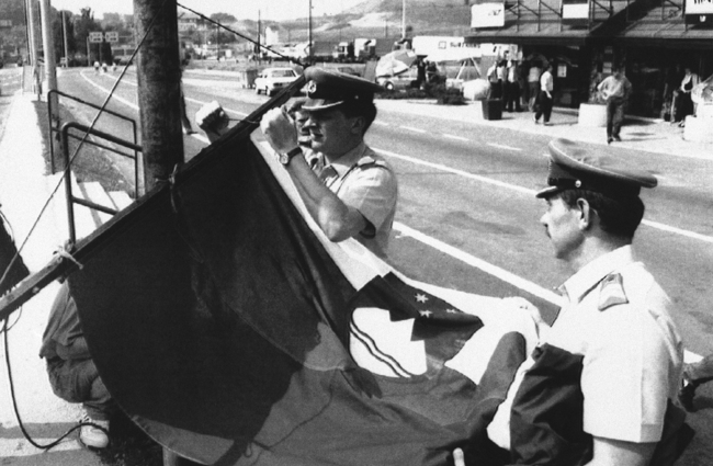 На 25 юни 1991 г. Словения и Хърватия обявяват независимост, с което се поставя началото на разпадането на Югославия