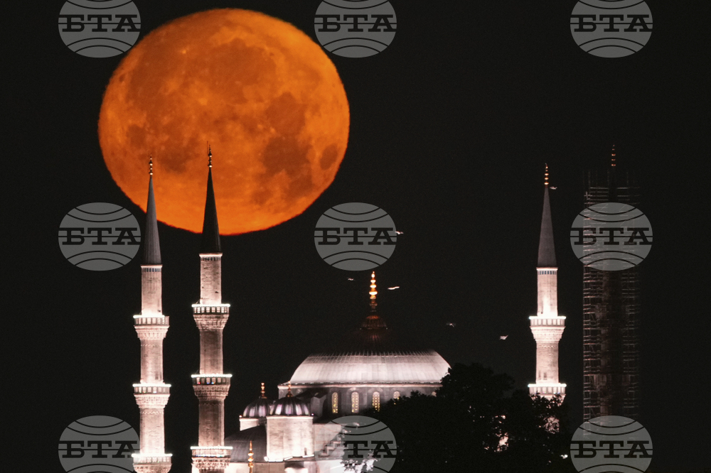 Никой няма да успее да превърне Истанбул във "втори Ватикан", заяви турският националистически лидер Девлет Бахчели