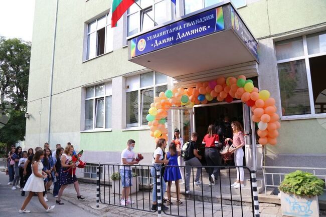 Хуманитарната гимназия в Сливен чества 90 години от рождението на патрона си с "Дамянови дни"