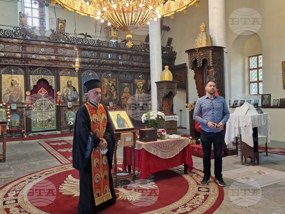 Вярващи свищовлии посрещнаха чудотворната икона на свети Никифор Прокажения