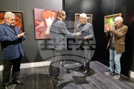 Боян Ангелов връчва почетната грамота на СБП на Владимир Пенев. Снимка: Яница Христова, БТА