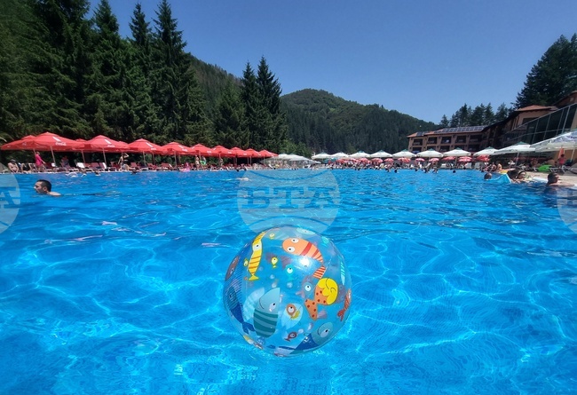 По-ниски цени за вход ще заплащат посетителите на басейна в един от най-големите хотели в Пловдив този сезон