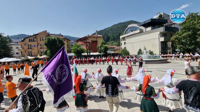 Десетки танцьори откриха фестивала „Девин Денс Фест“ с голямо българско хоро