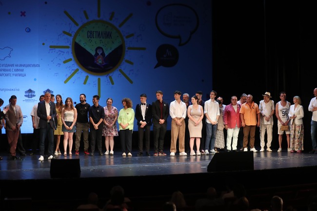 МУЗИКАУТОР дари още 8 химна на български училища от сцената на Народния театър „Иван Вазов“