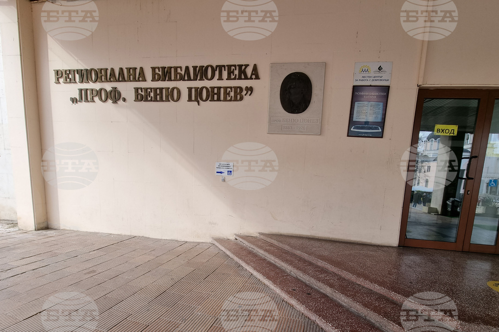 Библиотекарите разкриват своите таланти в изложба „Споделени пространства“