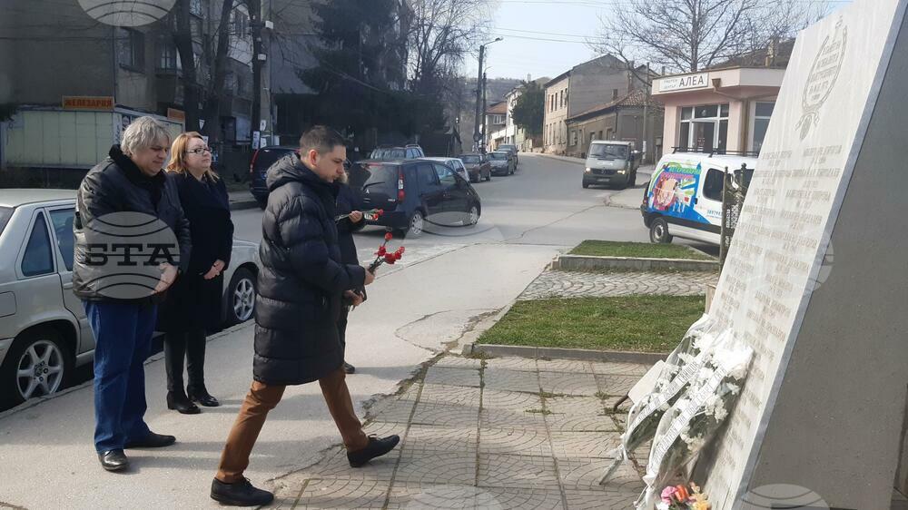 В Свищов почетоха паметта на жертвите от опустошителното земетресение през 1977 година