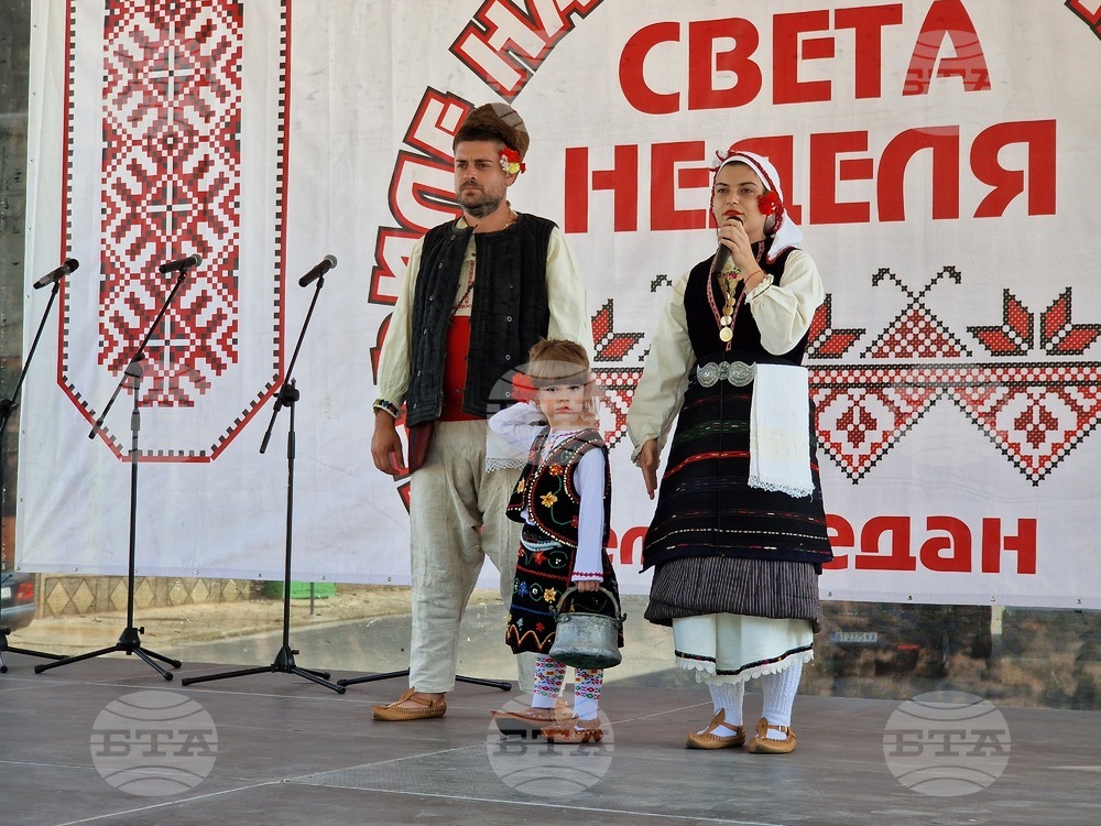 Близо 150 участници от четири области на България се включиха в дефиле на народната носия в павликенското село Недан