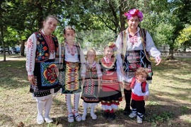 Недан - дефиле на народната носия