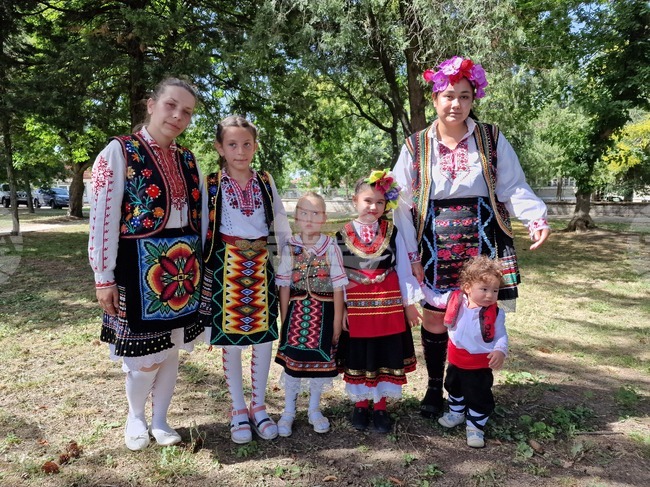 Недан - дефиле на народната носия