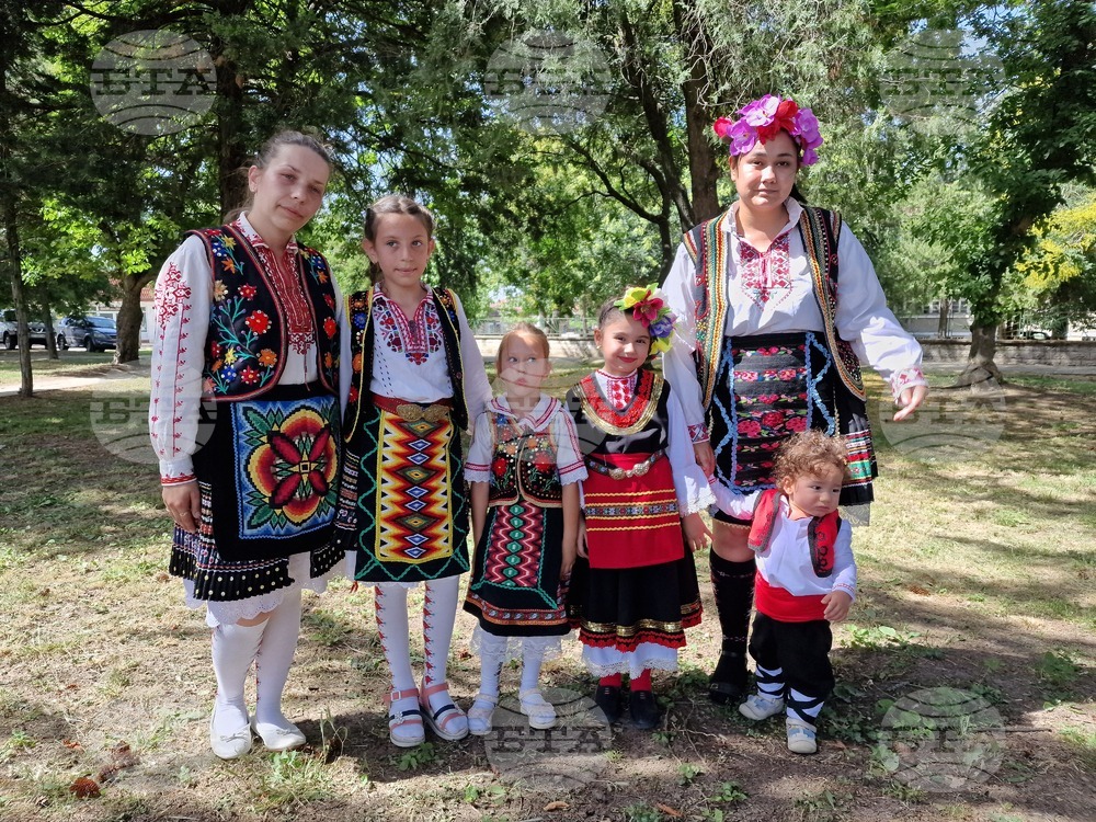 Недан - дефиле на народната носия