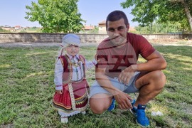 Недан - дефиле на народната носия