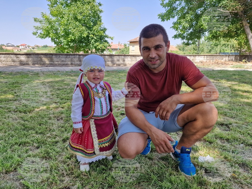 Недан - дефиле на народната носия