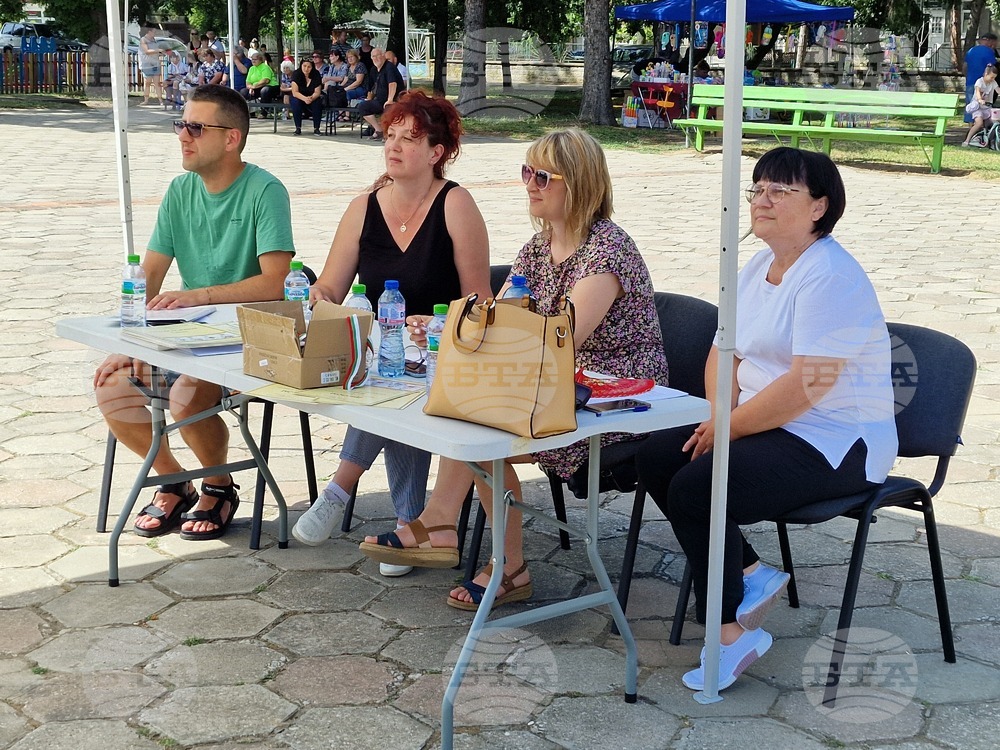 Недан - дефиле на народната носия