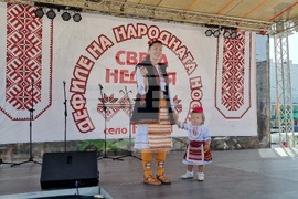 Недан - дефиле на народната носия