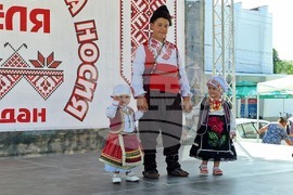 Недан - дефиле на народната носия