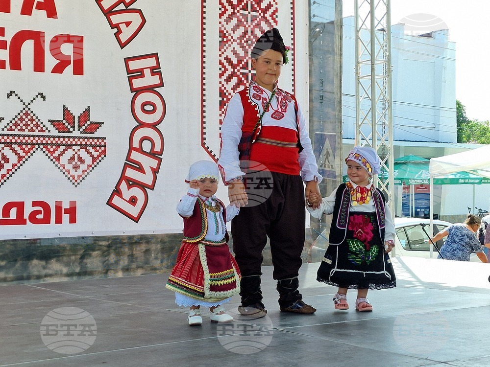 Недан - дефиле на народната носия