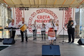 Недан - дефиле на народната носия