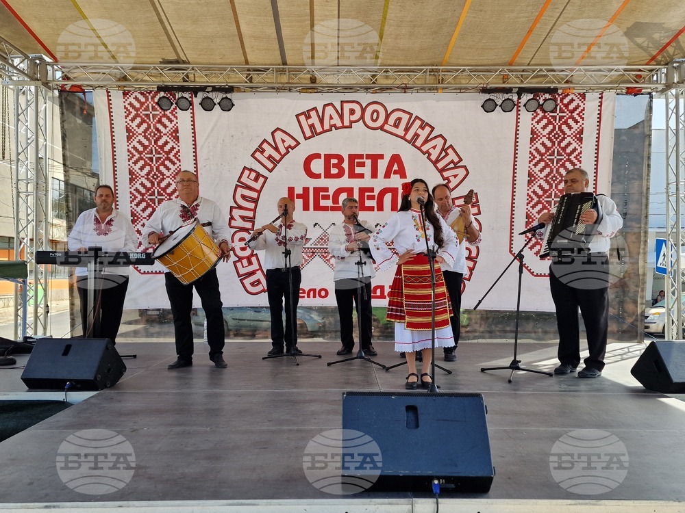 Недан - дефиле на народната носия