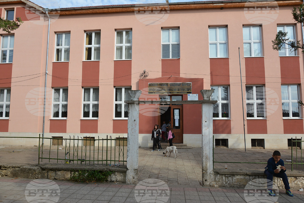 Ученици от четири училища провериха знанията си в състезание „Млад механизатор“ в гимназията в село Владимирово