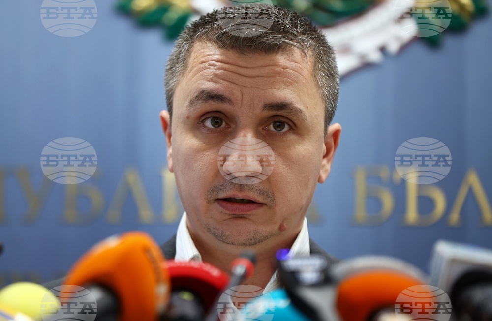 Към момента проблем за електроенергийната система не се наблюдава, каза министър Николов