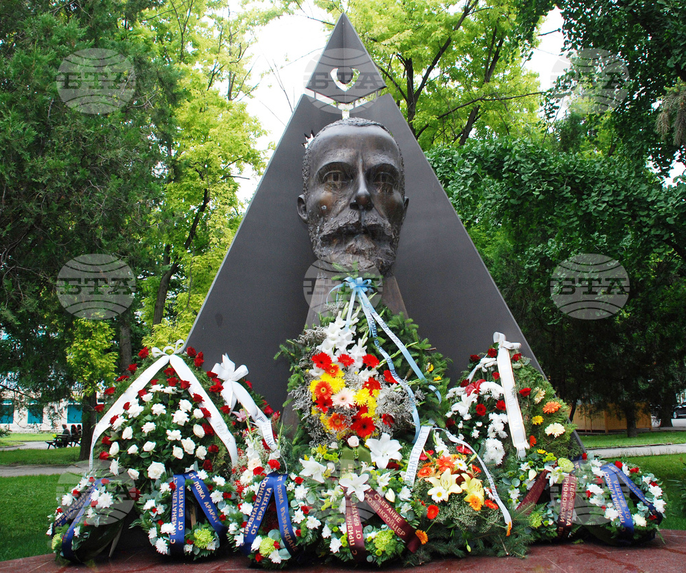 През 2007 г. в Разград е открит паметник на Иван Ведър