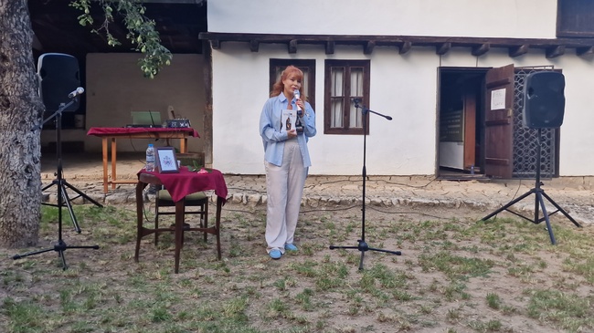 Романът „Светулки зад решетките“ е тъжна, дълбока книга със сюжет, който разстърсва читателите, каза Мира Добрева