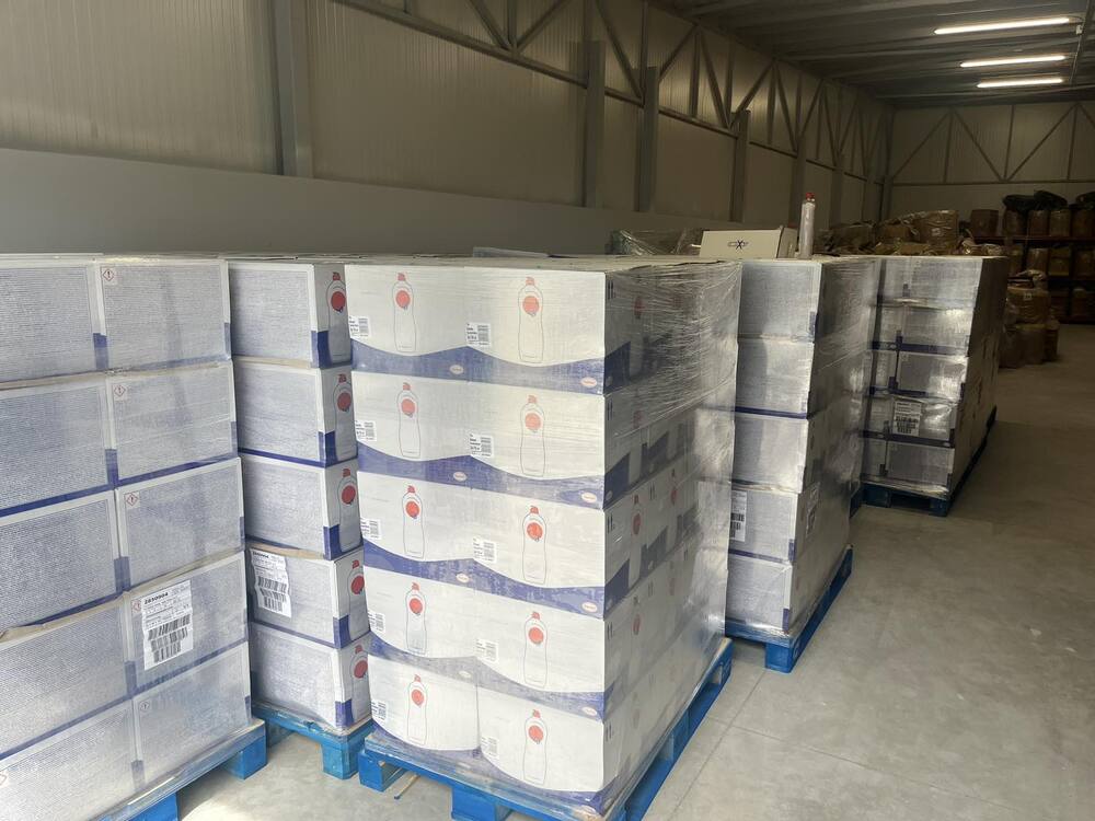 Агенция „Митници“: Над 9.5 тона контрабанден течен препарат за съдове откриха митническите служители на МП Калотина