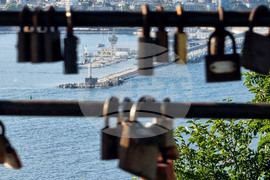 Варна - Панорамна площадка - предпазен парапет - катинари