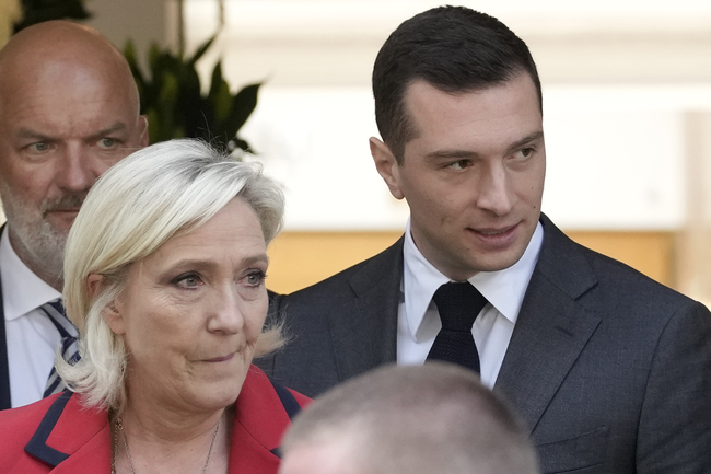 Министрите на Макрон твърдят, че парламентарни избори, които крайната десница е на път да спечели, рискуват да предизвикат масови безредици