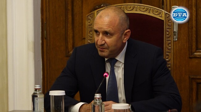 Продължавате ли да сте на позиция, че ще останете опозиция и можете ли да се ангажирате с реализация на третия мандат, обърна се президентът Радев към ПП-ДБ