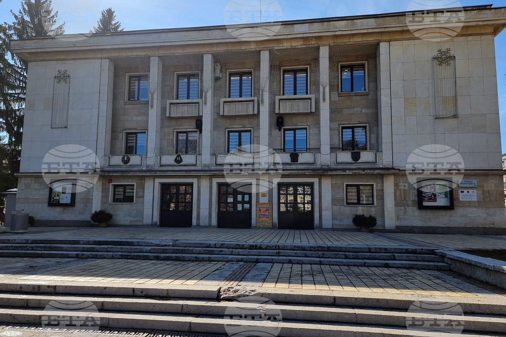  Младежки театър „Николай Бинев“ ще гостува в Троян с пиесата „Място, наречено другаде“