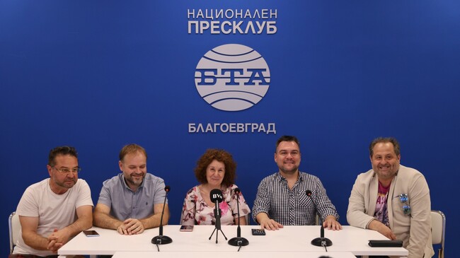 С изпълнение на живо на O, Sole mio в пресклуба на БТА в Благоевград тенорите Юрий Николов, Михаил Михайлов и Георги Динев поканиха публиката на концерт