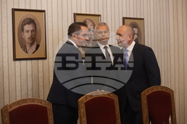 Президент - „Възраждане“ - консултации