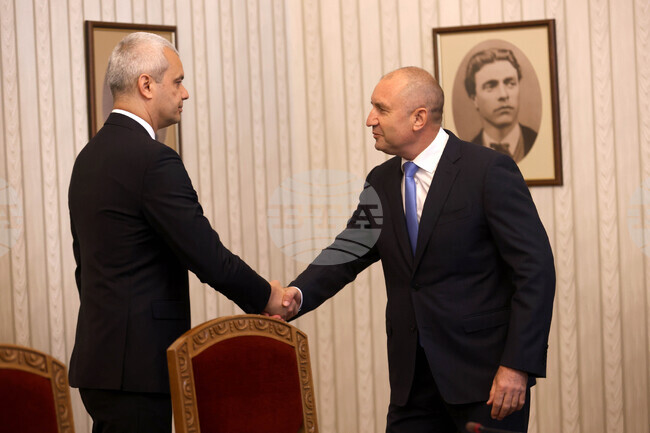 Президент - „Възраждане“ - консултации