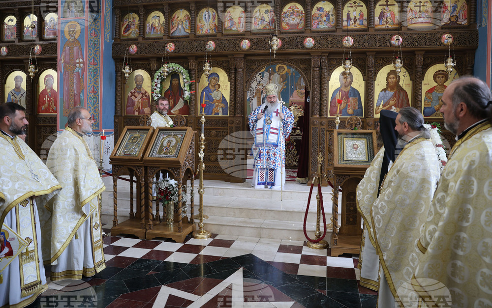 Варна - Храм "Свети преподобномъченик Прокопий Варненски" - литургия