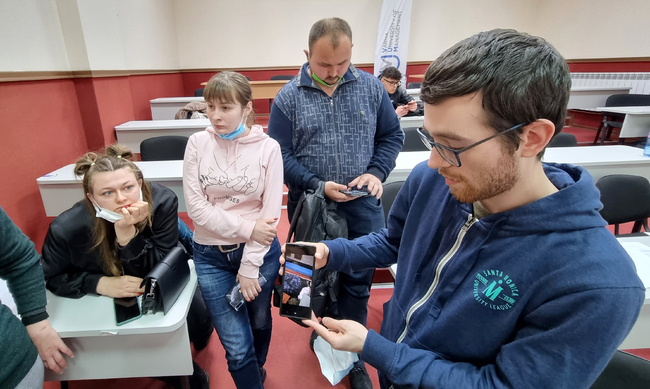 Украински студенти бежанци, добрали се до Добрич, показаха видеоклипове за войната, заснети от родствениците им
