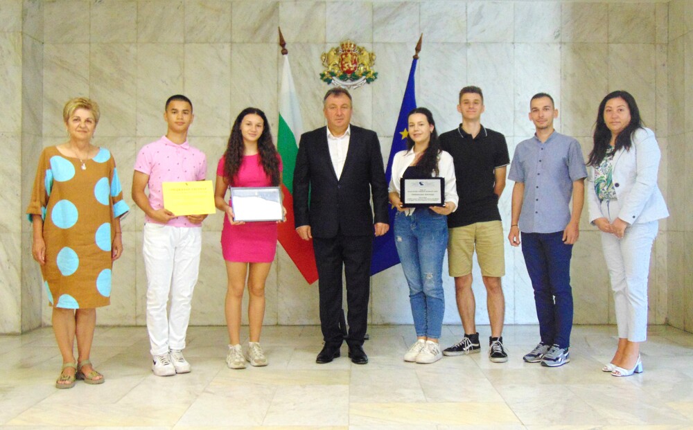 Община Шумен: Кметът на Шумен проф. Христо Христов посрещна Ансамбъла за народни песни и танци „Шумен“ 